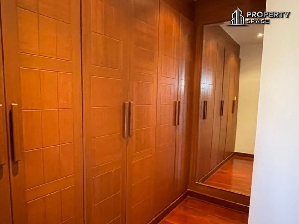Spacious Modern Thai Style 5-Bedroom Pool Villa Near Regent International School Pattaya For Rent Image 11