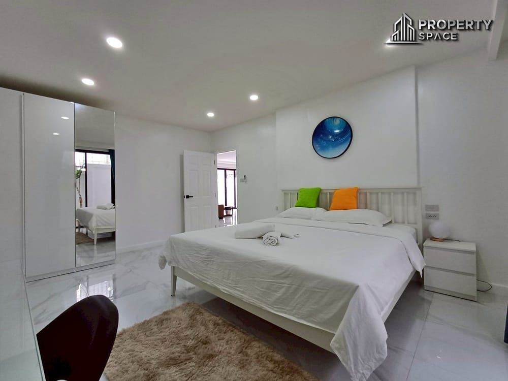 Modern Luxury 5-Bedroom Pool Villa Near Jomtien Beach Pattaya For Sale & Rent Image 11