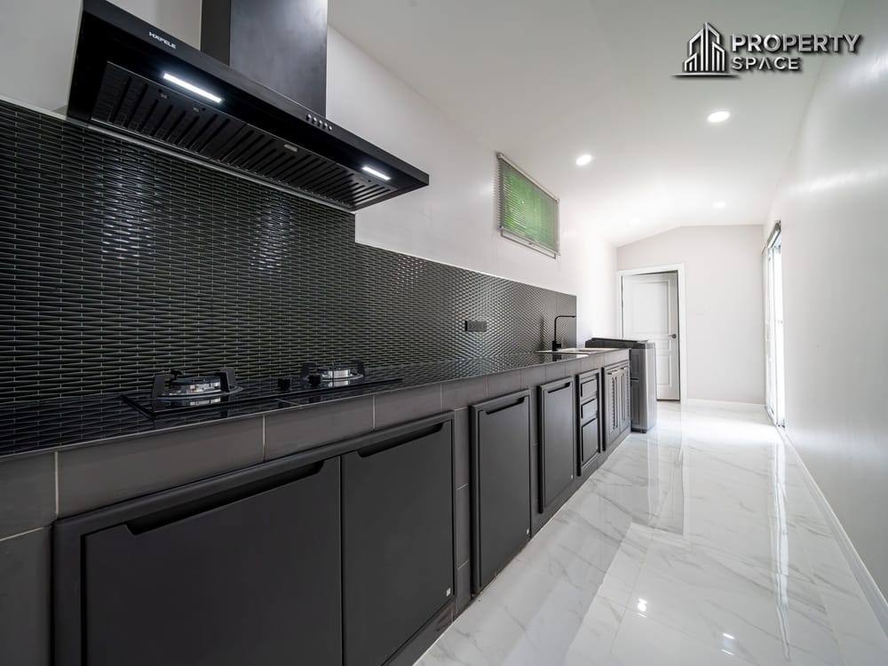 Modern 5 Bedroom Pool Villa For Sale In North Pattaya Close To Pattaya Beach Image 13