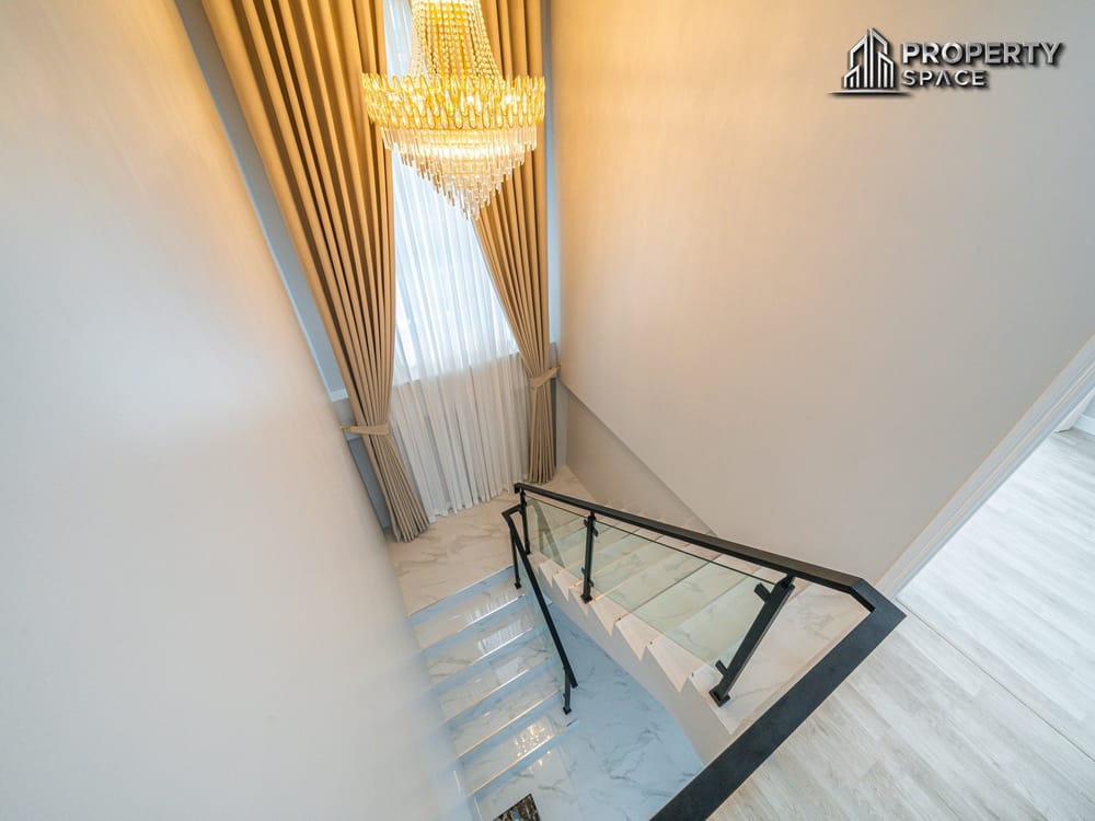 Modern 5 Bedroom Pool Villa For Sale In North Pattaya Close To Pattaya Beach Image 14