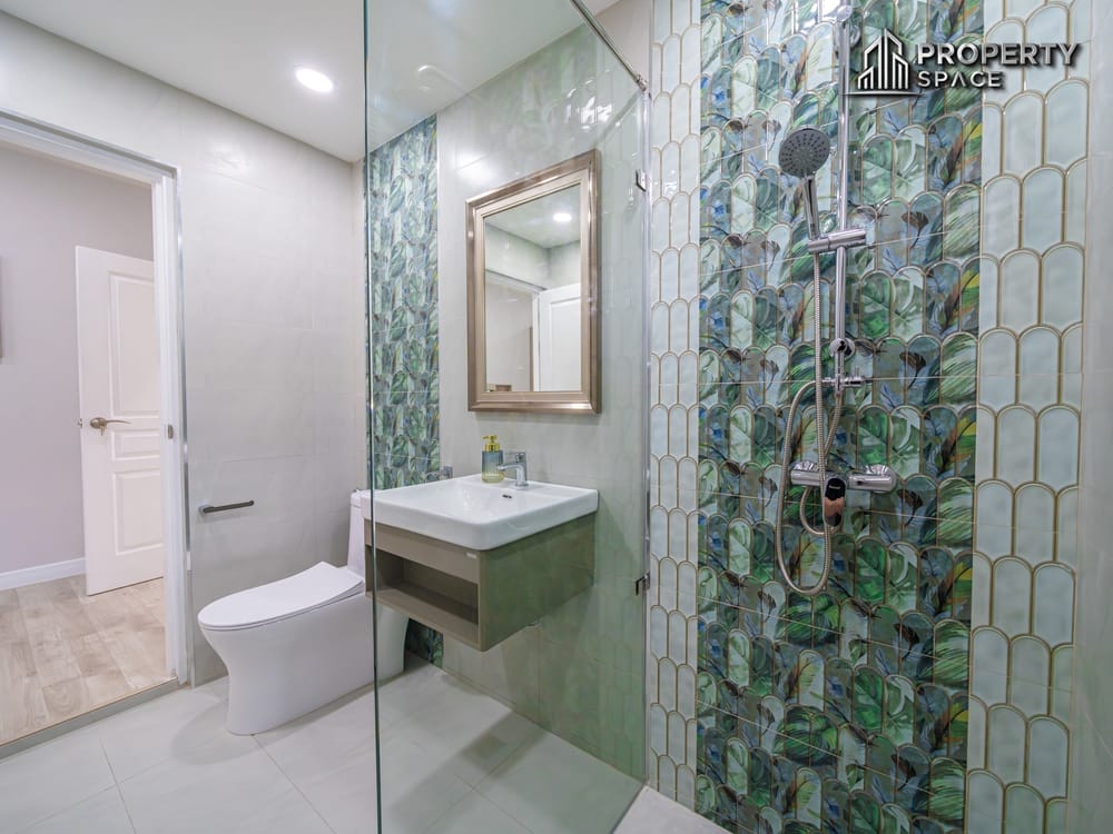 Modern 5 Bedroom Pool Villa For Sale In North Pattaya Close To Pattaya Beach Image 22