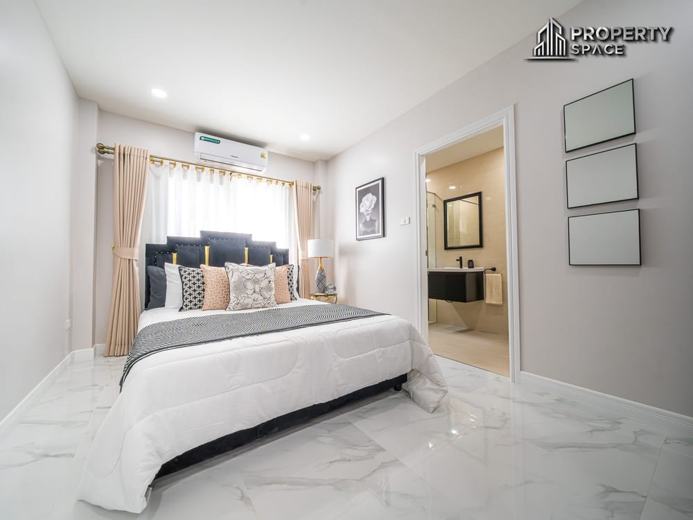 Modern 5 Bedroom Pool Villa For Sale In North Pattaya Close To Pattaya Beach Image 26