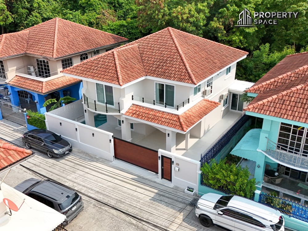 Modern 5 Bedroom Pool Villa For Sale In North Pattaya Close To Pattaya Beach Image 1