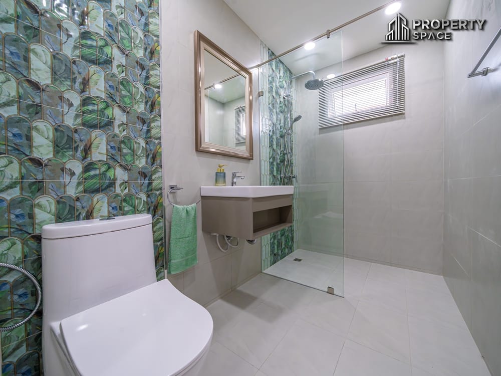 Modern 5 Bedroom Pool Villa For Sale In North Pattaya Close To Pattaya Beach Image 21