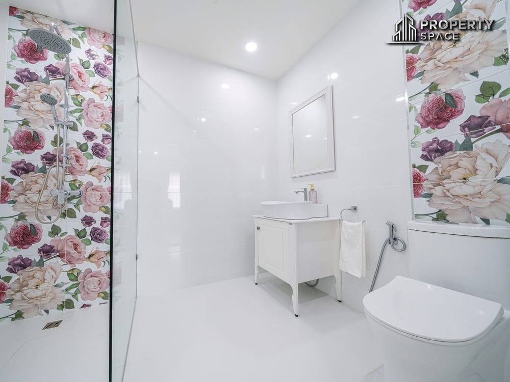 Modern 5 Bedroom Pool Villa For Sale In North Pattaya Close To Pattaya Beach Image 25