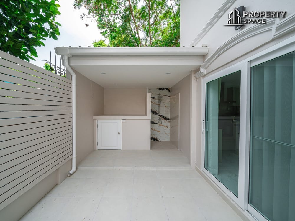 Modern 5 Bedroom Pool Villa For Sale In North Pattaya Close To Pattaya Beach Image 5