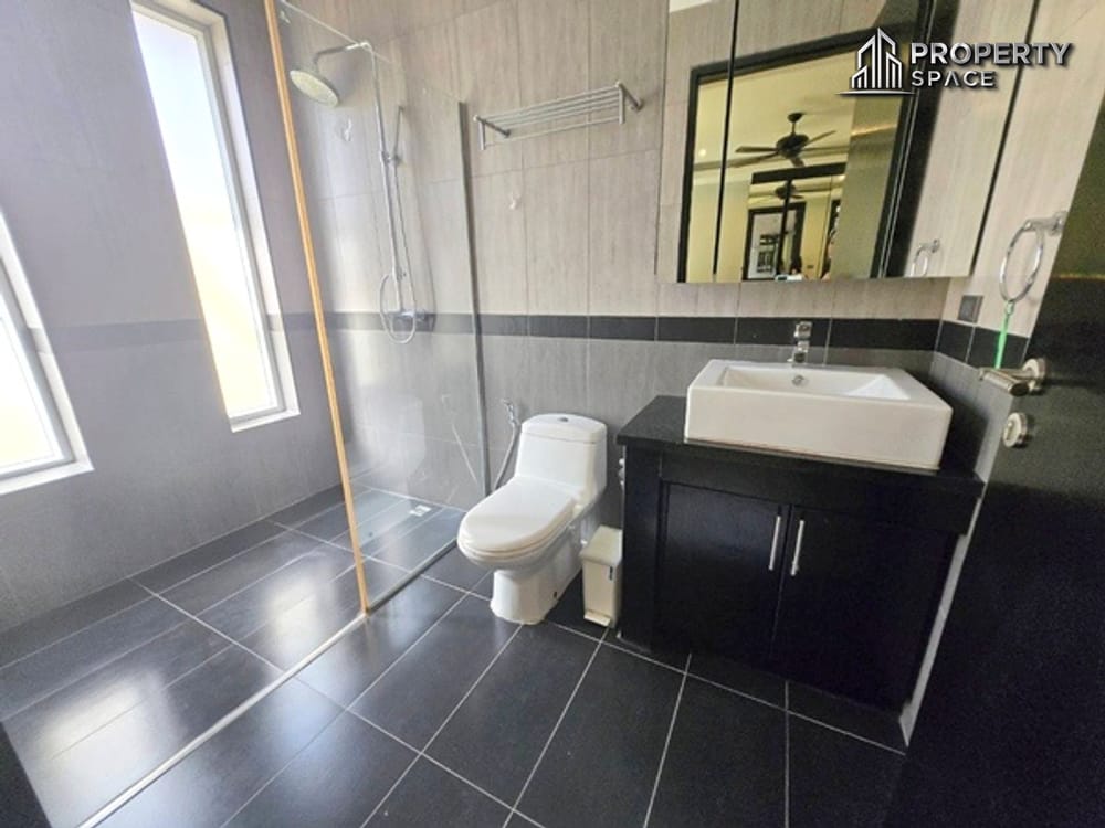 Fully Furnished Modern 4-Bedroom En-suite Pool Villa in East Pattaya for Sale And Rent  Image 16