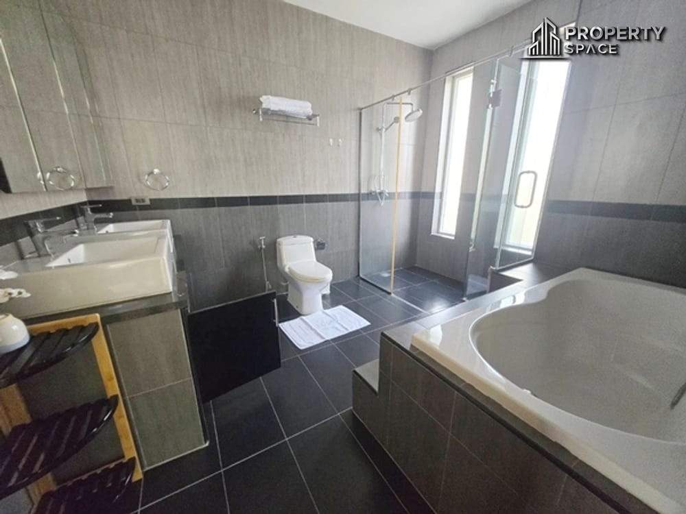 Fully Furnished Modern 4-Bedroom En-suite Pool Villa in East Pattaya for Sale And Rent  Image 15
