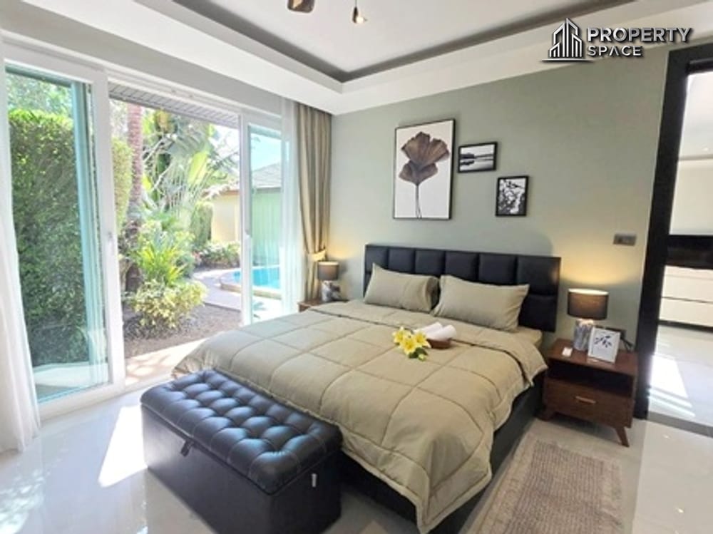 Fully Furnished Modern 4-Bedroom En-suite Pool Villa in East Pattaya for Sale And Rent  Image 11
