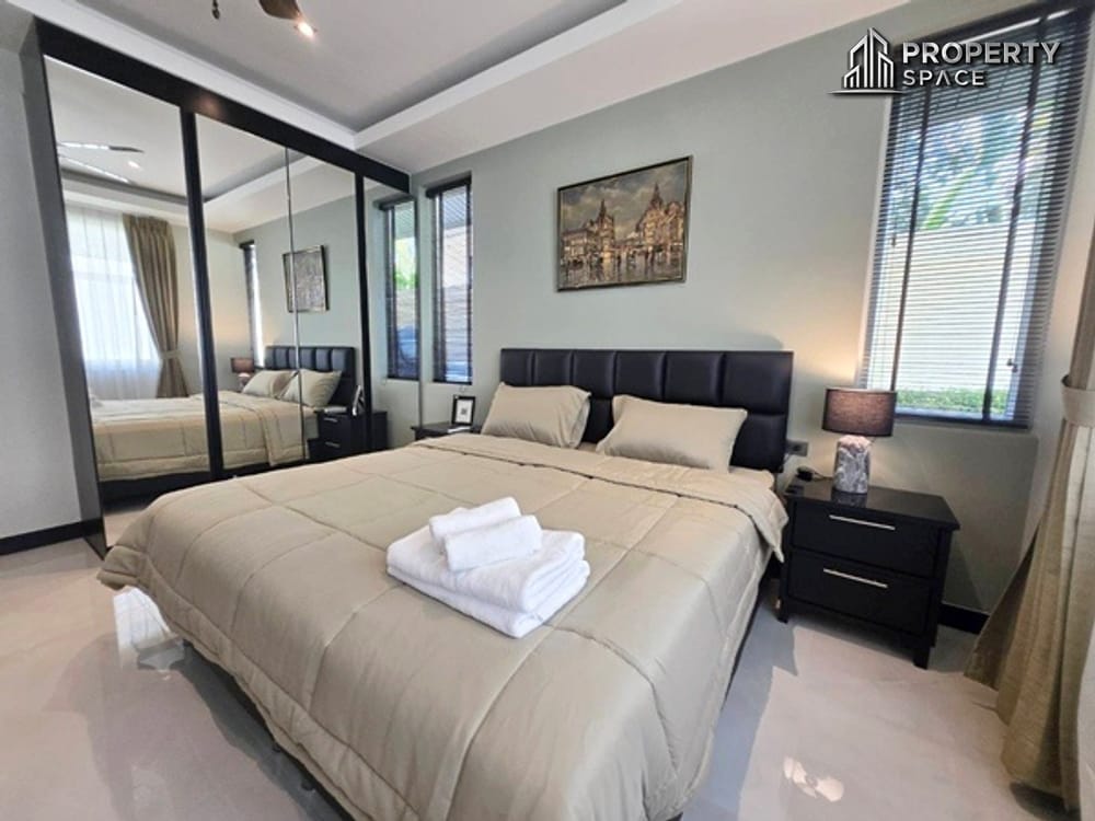 Fully Furnished Modern 4-Bedroom En-suite Pool Villa in East Pattaya for Sale And Rent  Image 18