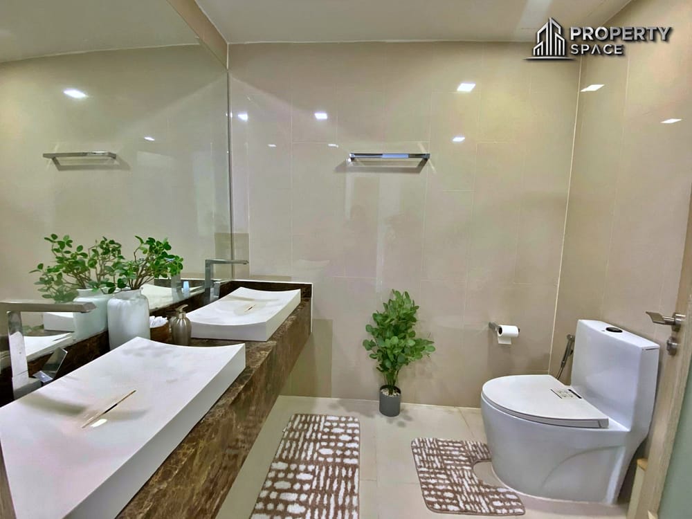 Spacious Modern 2 Bedroom In The Peak Towers Pratumnak For Sale Image 16