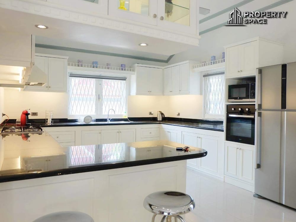 Spacious 4-Bedroom Pool Villa With Huge Garden In East Pattaya For Rent Image 10