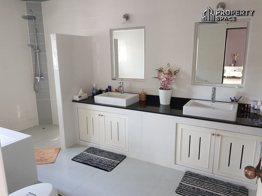 Spacious 4-Bedroom Pool Villa With Huge Garden In East Pattaya For Rent Image 19