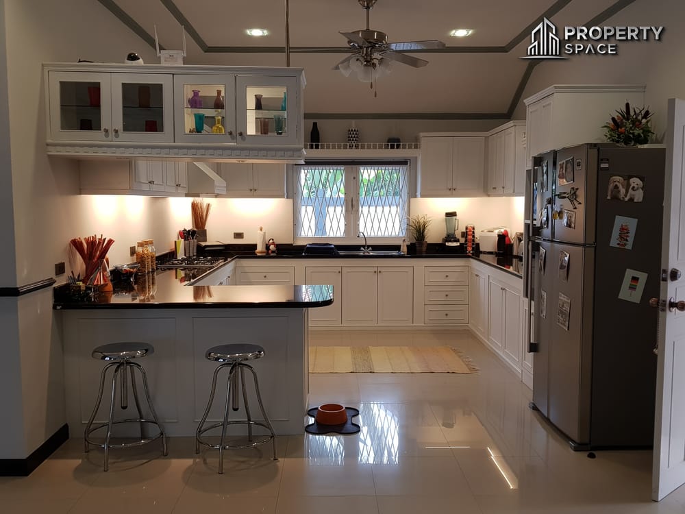 Spacious 4-Bedroom Pool Villa With Huge Garden In East Pattaya For Rent Image 11