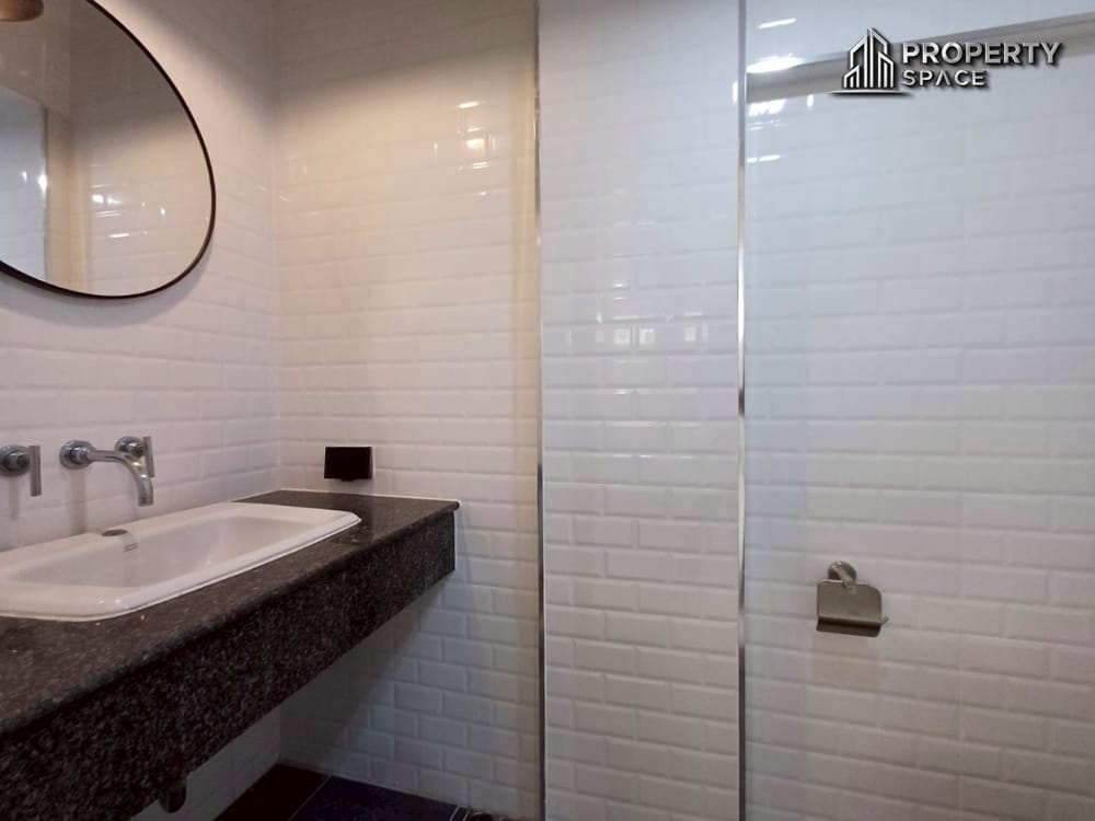 Newly Renovated 3 story Townhome 4-Bedroom Prime Location in Central Pattaya for Sale/Rent Image 18