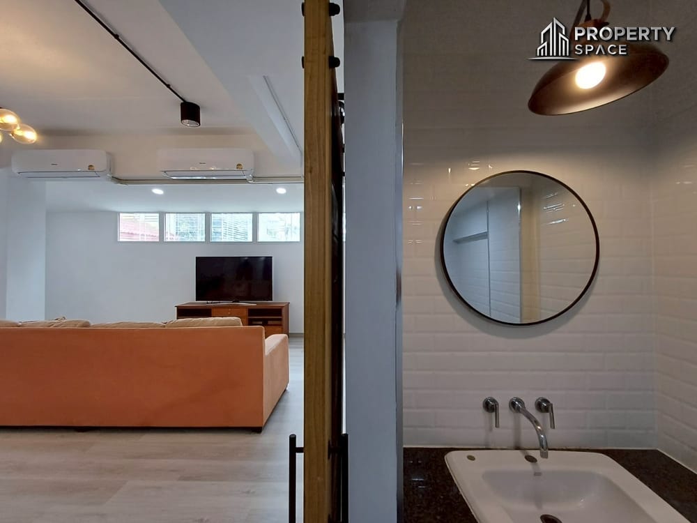 Newly Renovated 3 story Townhome 4-Bedroom Prime Location in Central Pattaya for Sale/Rent Image 17