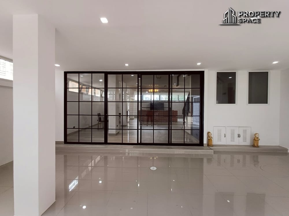 Newly Renovated 3 story Townhome 4-Bedroom Prime Location in Central Pattaya for Sale/Rent Image 14
