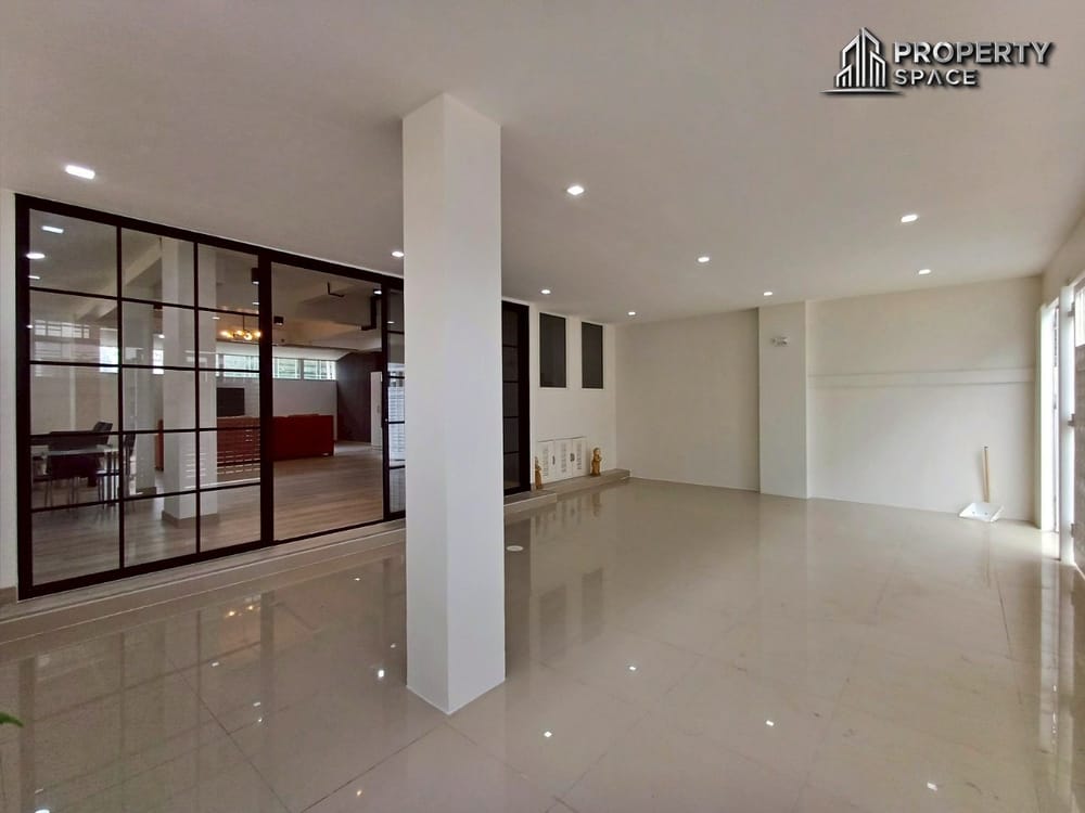 Newly Renovated 3 story Townhome 4-Bedroom Prime Location in Central Pattaya for Sale/Rent Image 15
