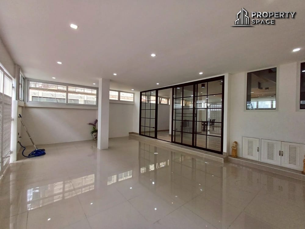 Newly Renovated 3 story Townhome 4-Bedroom Prime Location in Central Pattaya for Sale/Rent Image 13