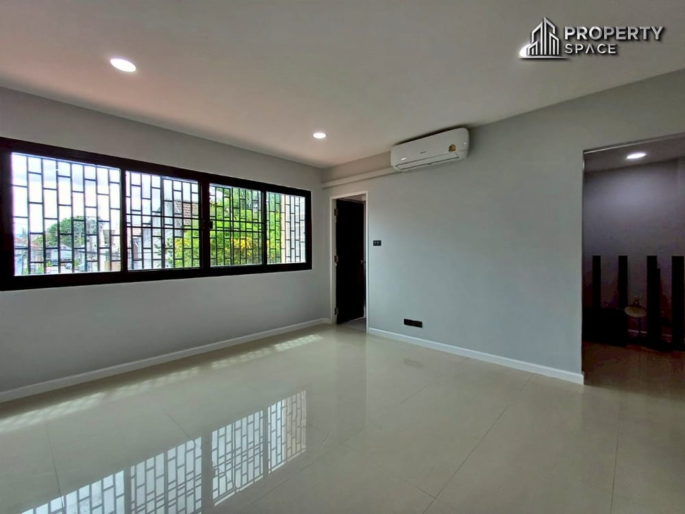 Newly Renovated 3 story Townhome 4-Bedroom Prime Location in Central Pattaya for Sale/Rent Image 21