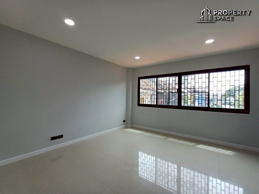 Newly Renovated 3 story Townhome 4-Bedroom Prime Location in Central Pattaya for Sale/Rent Image 22