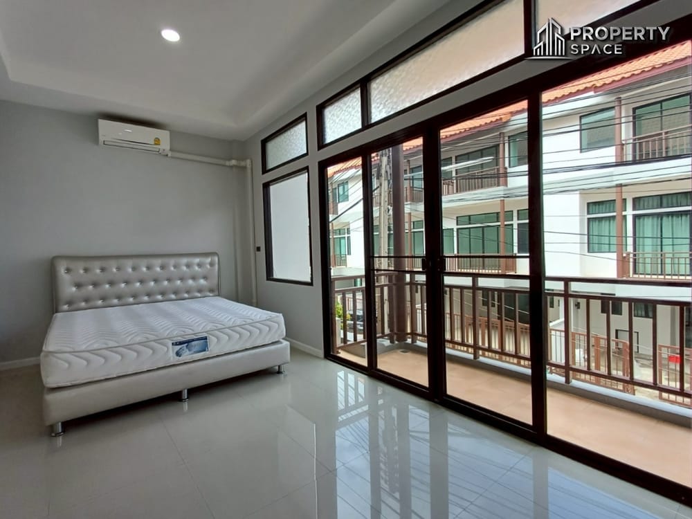Newly Renovated 3 story Townhome 4-Bedroom Prime Location in Central Pattaya for Sale/Rent Image 26
