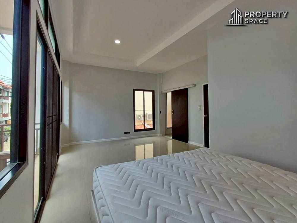 Newly Renovated 3 story Townhome 4-Bedroom Prime Location in Central Pattaya for Sale/Rent Image 29