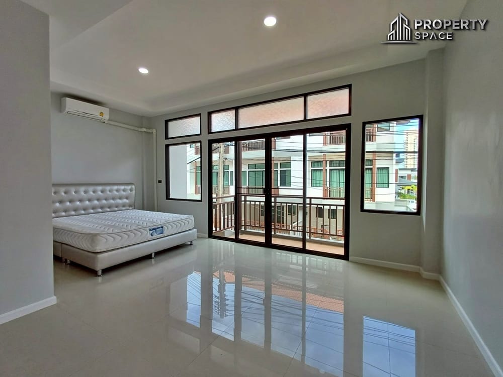 Newly Renovated 3 story Townhome 4-Bedroom Prime Location in Central Pattaya for Sale/Rent Image 28