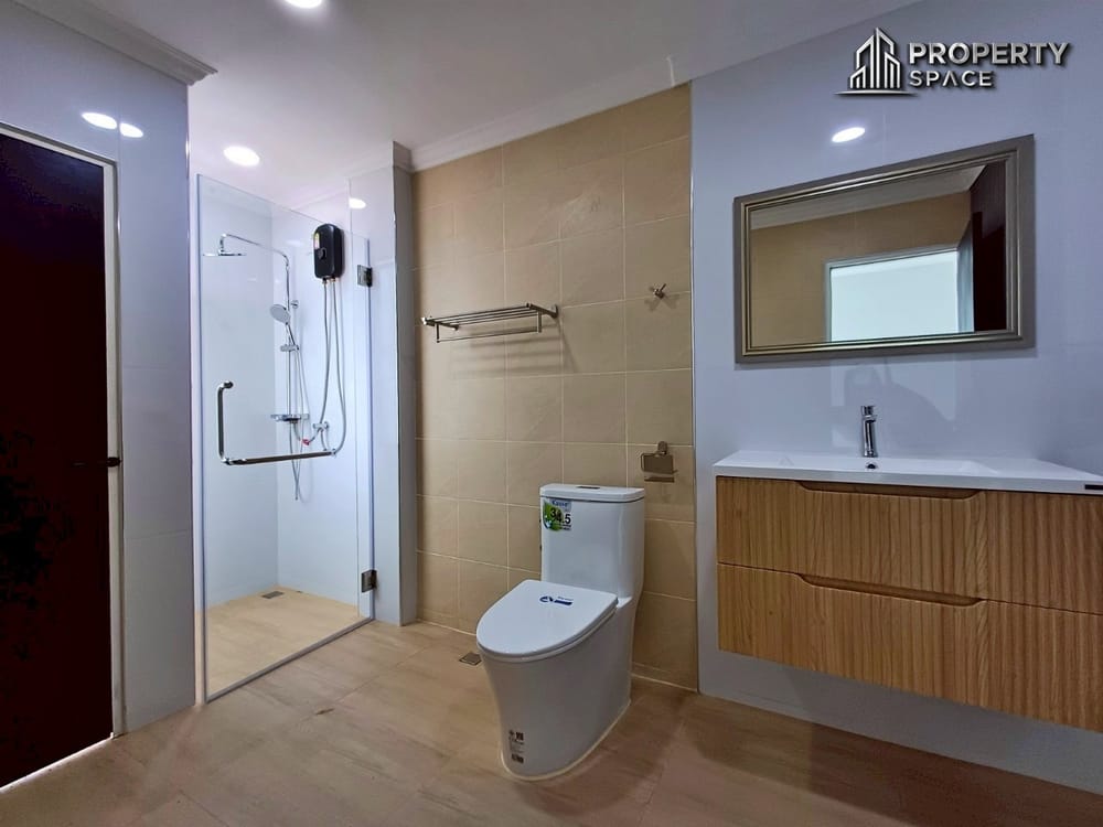Newly Renovated 3 story Townhome 4-Bedroom Prime Location in Central Pattaya for Sale/Rent Image 36