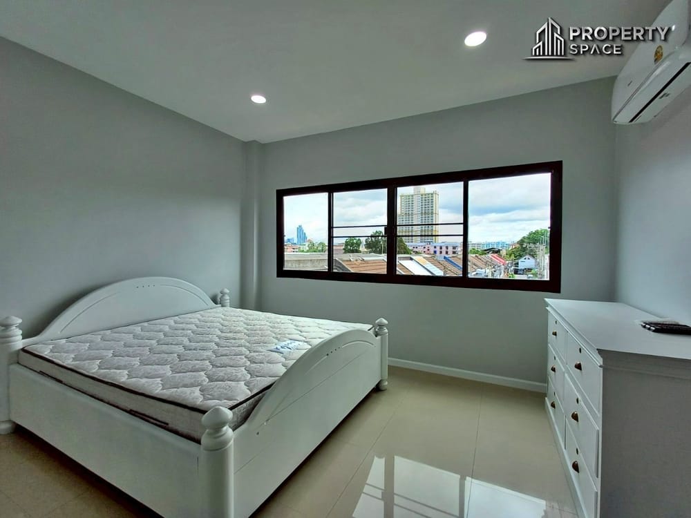 Newly Renovated 3 story Townhome 4-Bedroom Prime Location in Central Pattaya for Sale/Rent Image 32