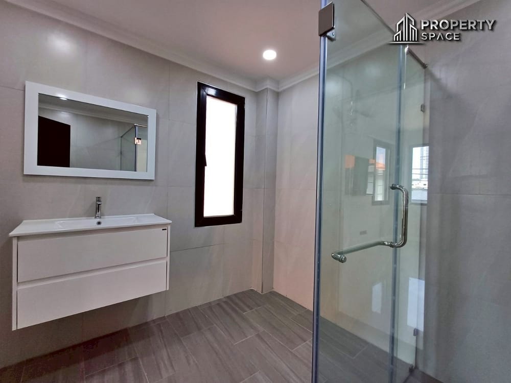 Newly Renovated 3 story Townhome 4-Bedroom Prime Location in Central Pattaya for Sale/Rent Image 41