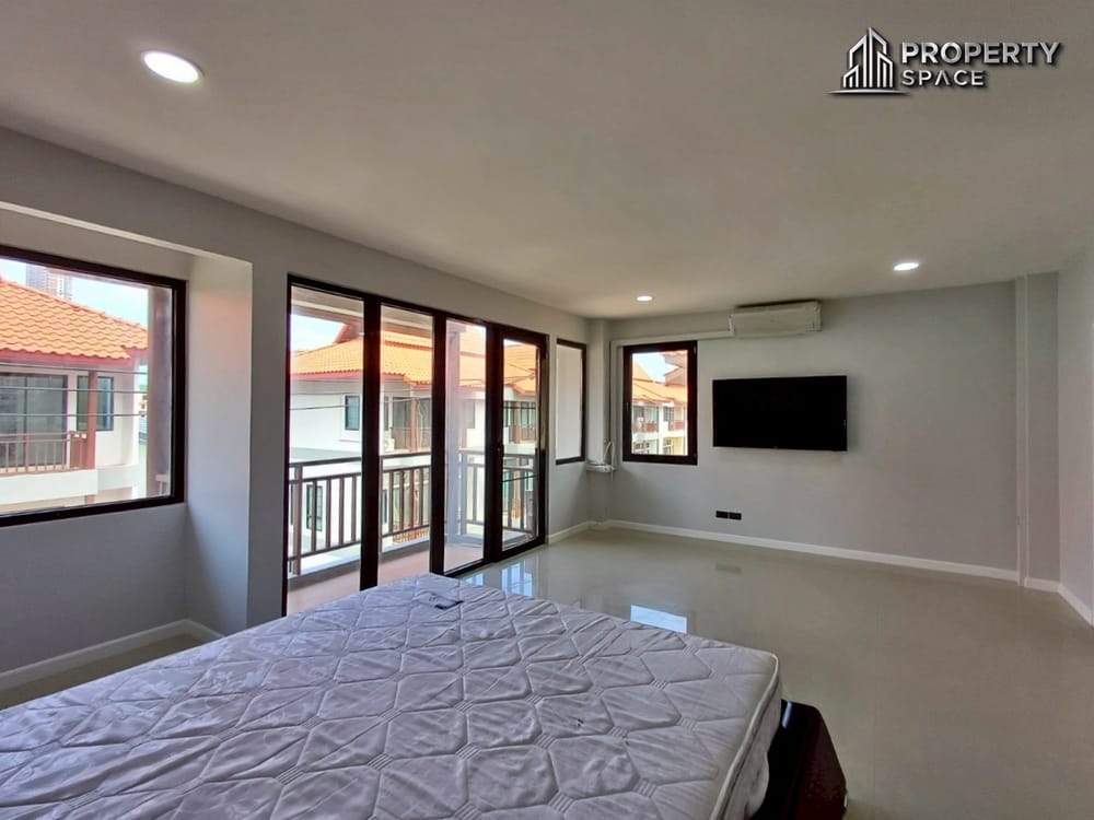 Newly Renovated 3 story Townhome 4-Bedroom Prime Location in Central Pattaya for Sale/Rent Image 38