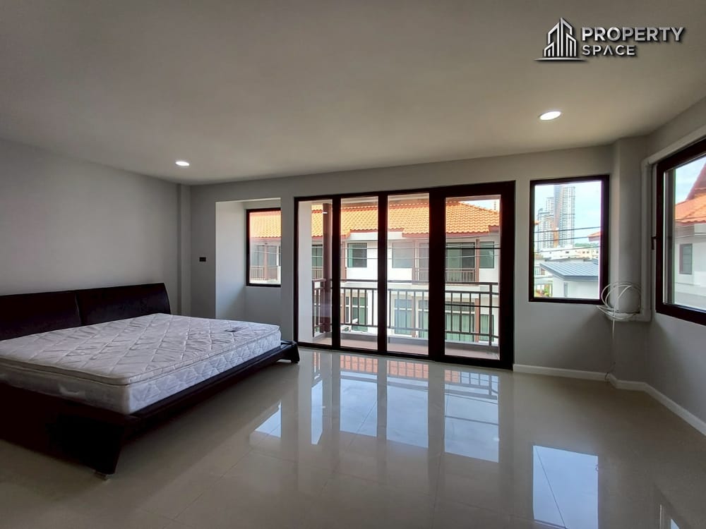 Newly Renovated 3 story Townhome 4-Bedroom Prime Location in Central Pattaya for Sale/Rent Image 37