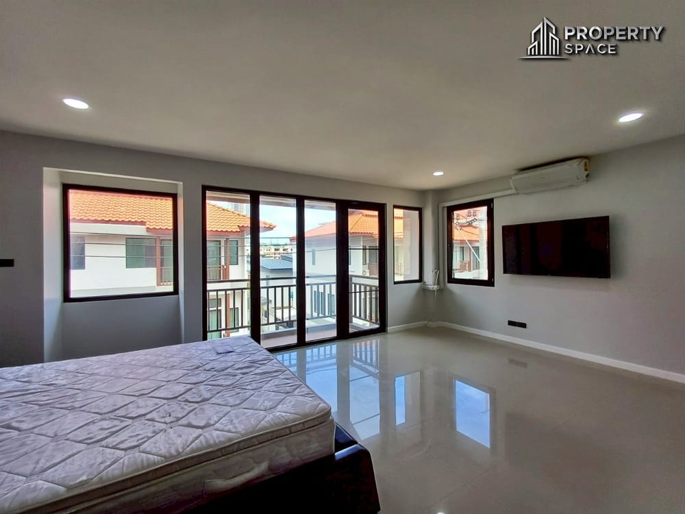 Newly Renovated 3 story Townhome 4-Bedroom Prime Location in Central Pattaya for Sale/Rent Image 39