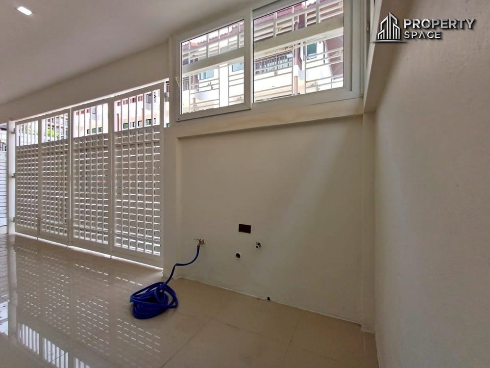 Newly Renovated 3 story Townhome 4-Bedroom Prime Location in Central Pattaya for Sale/Rent Image 16