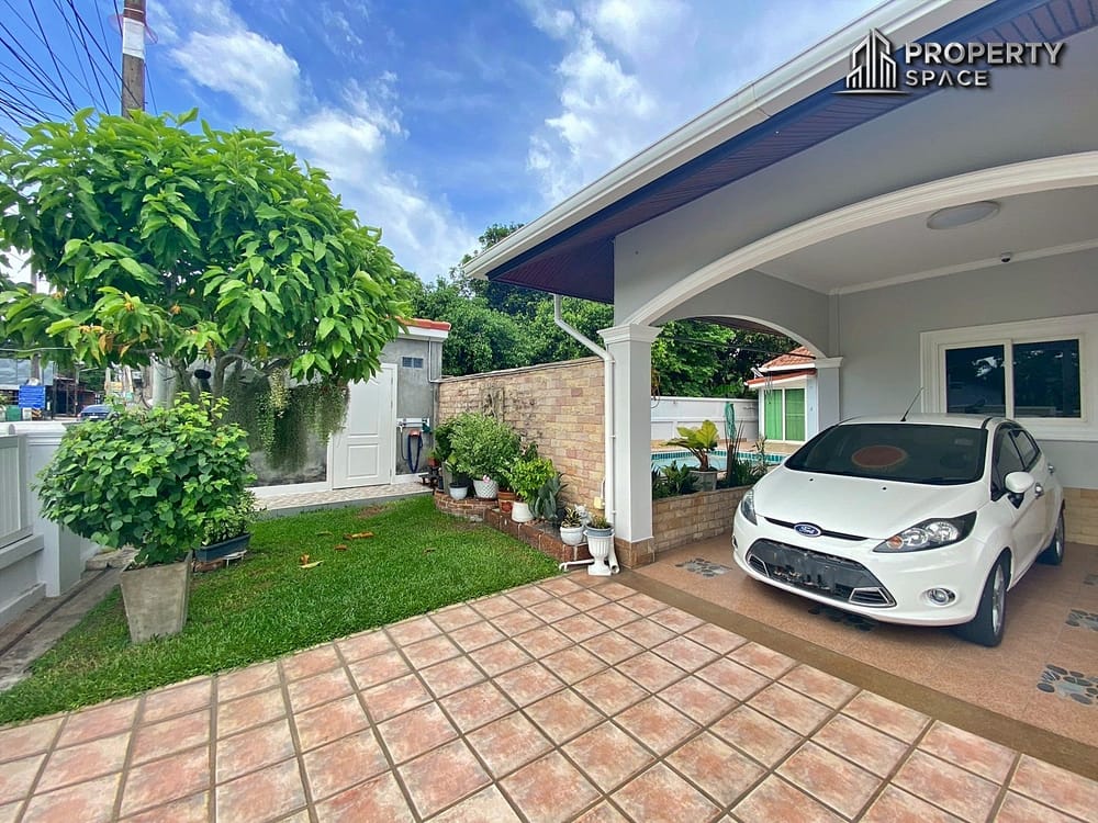 Charming Thai Style 3 Bedroom Pool Villa in East Pattaya for Sale Image 3