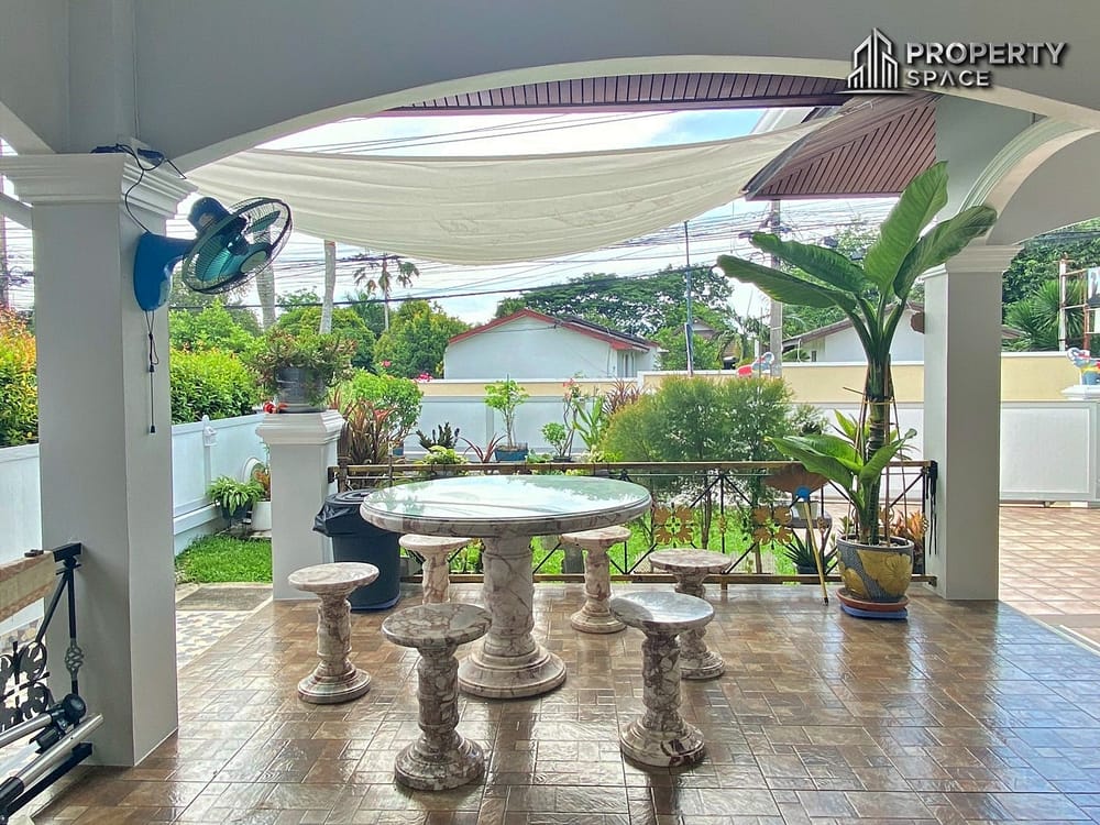 Charming Thai Style 3 Bedroom Pool Villa in East Pattaya for Sale Image 4