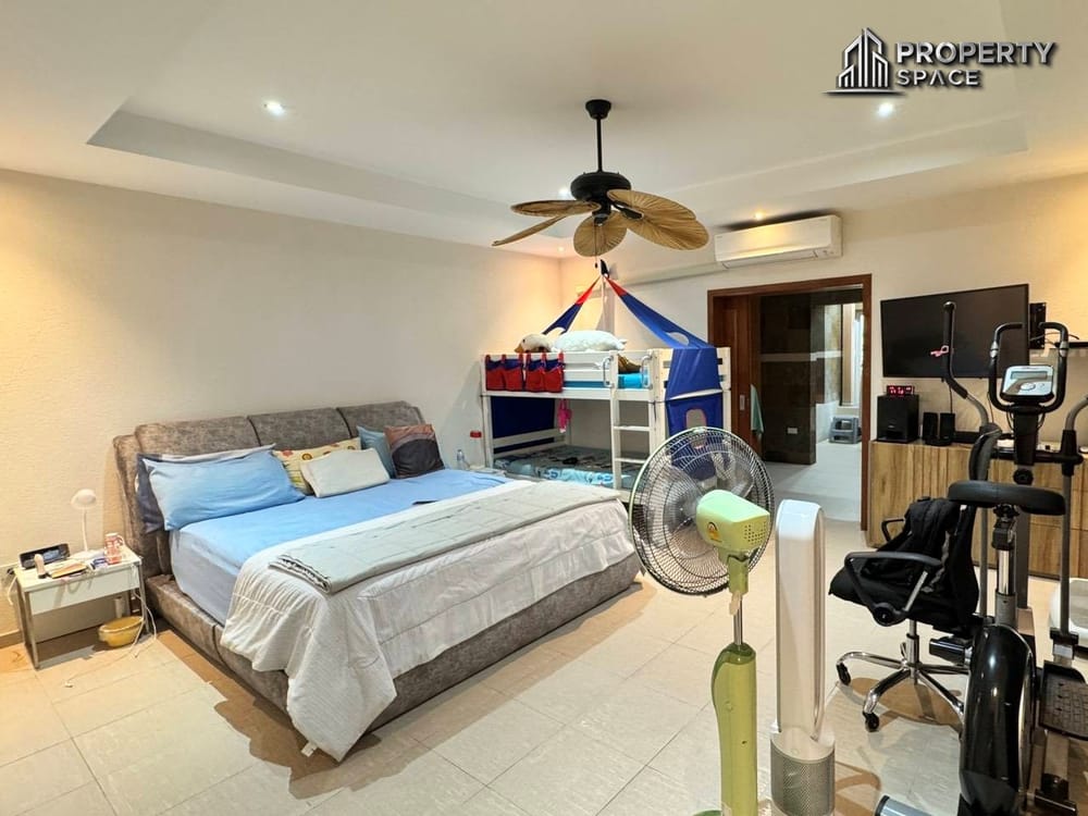 Modern 3-Bedroom Pool Villa in Siam Royal View For Rent Image 18