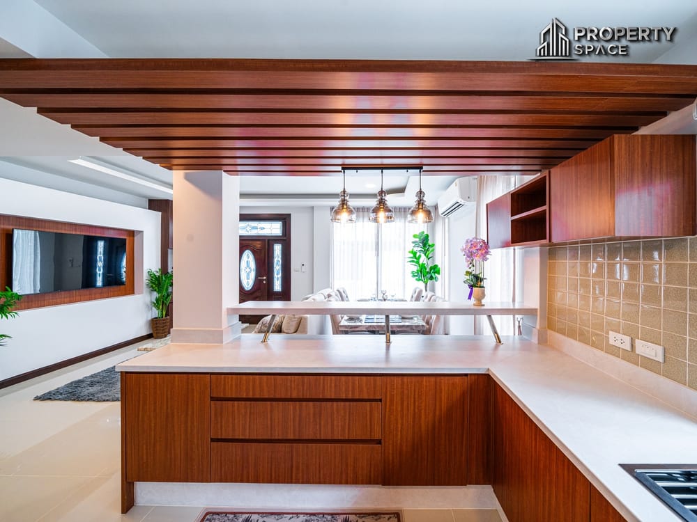 5 Bedroom Pool Villa In South Pattaya Close to Walking Street For Sale Image 10