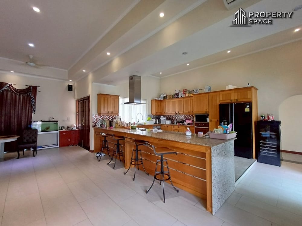 Elegant 5-Bedroom Pool Villa Near International Schools in East Pattaya For Sale And Rent Image 9