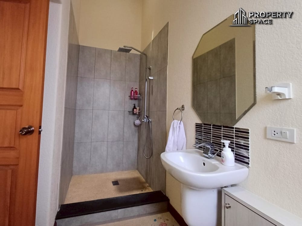 Elegant 5-Bedroom Pool Villa Near International Schools in East Pattaya For Sale And Rent Image 23