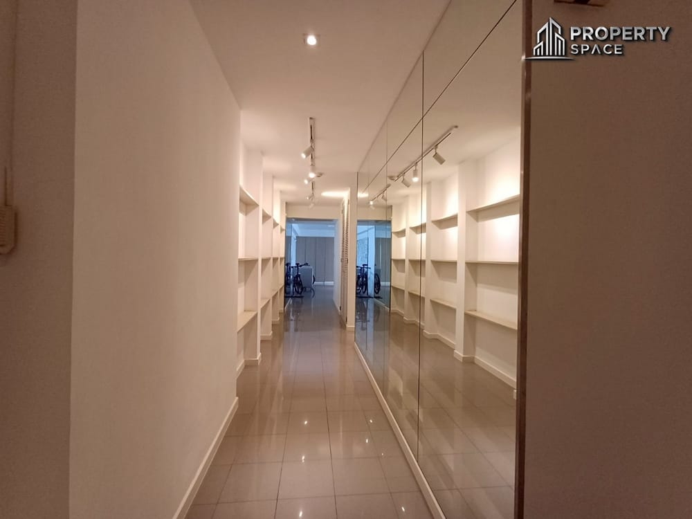Luxury Beachfront 4-Bedroom Condo at San Marino, Na Jomtien For Rent Image 15