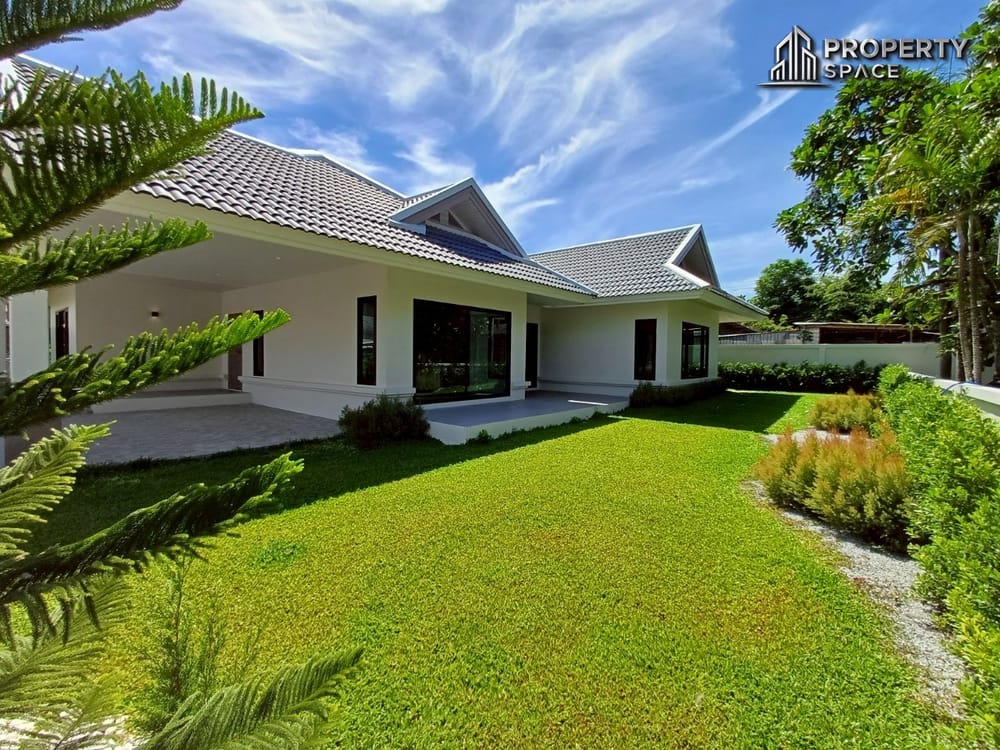 Brand New Modern-Style 3-Bedroom Detached House in East Pattaya For Sale Image 3