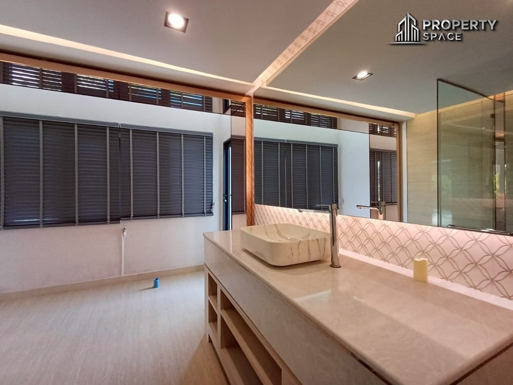 Stunning Luxury 3-Bedroom Modern Style Pool Villa in East Pattaya For Sale Image 31