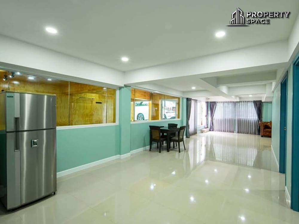Spacious 6-Bedroom Pool Villa in East Pattaya For Rent Image 24