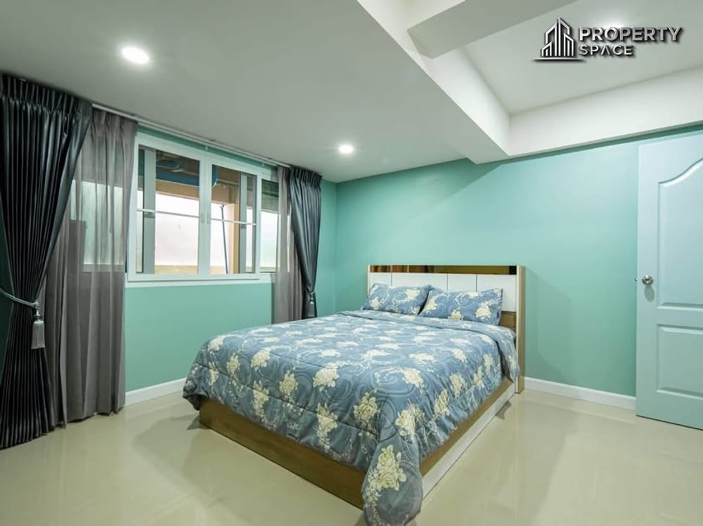 Spacious 6-Bedroom Pool Villa in East Pattaya For Rent Image 17