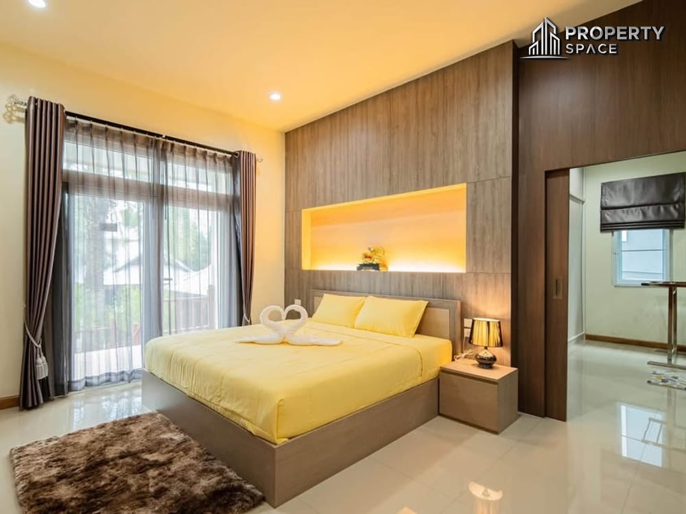 Spacious 6-Bedroom Pool Villa in East Pattaya For Rent Image 11