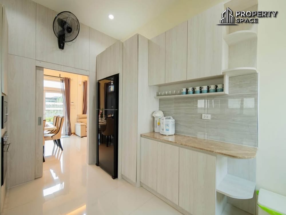 Spacious 6-Bedroom Pool Villa in East Pattaya For Rent Image 12