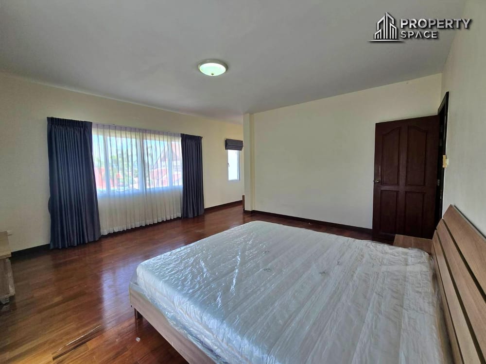 Unfurnished 2-Storey 3 Bedroom Detached House In East Pattaya For Rent Image 11