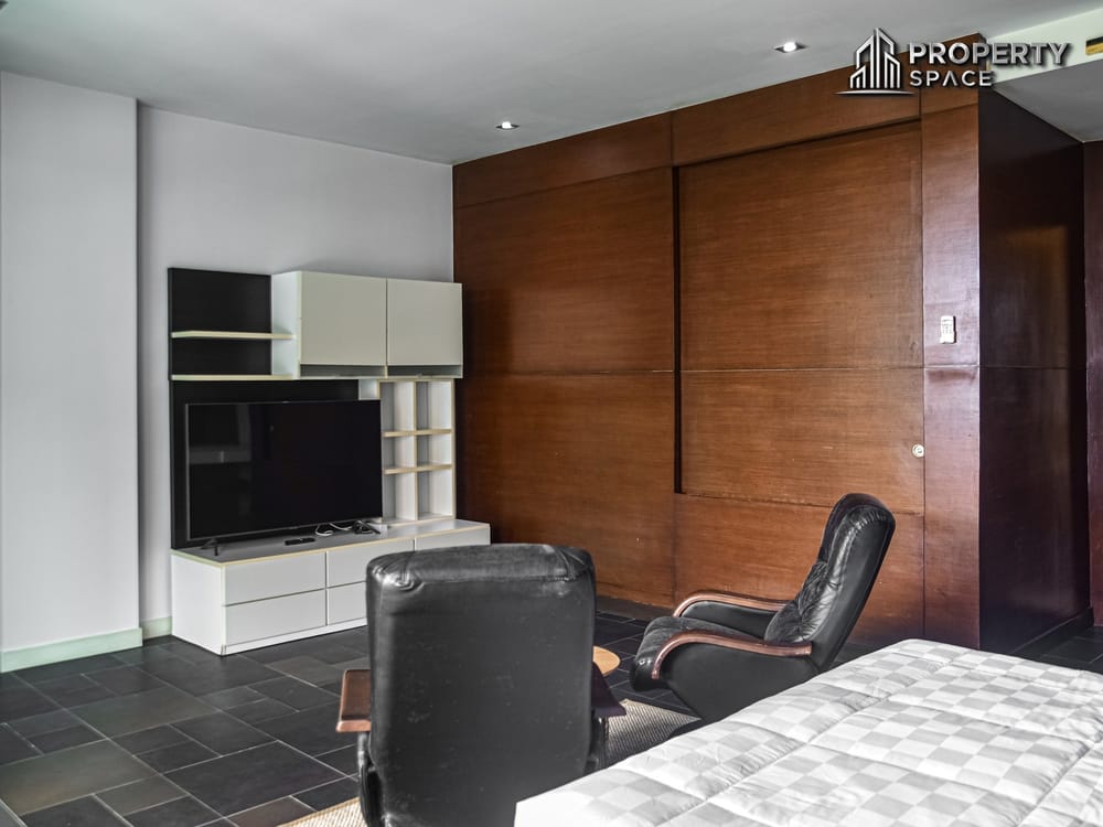 Spacious 2-Bedroom Beachfront Condominium at Ananya Beachfront Wongamat (FQ) For Sale Image 17